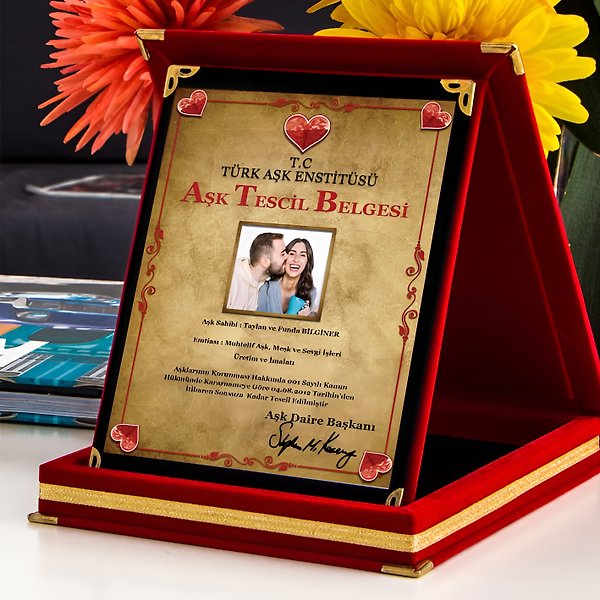 MİRACİX BS72 Kırmızı Kadife Plaket 9x12 cm – Kişiye Özel İsim, Resim ve Metin Baskılı Ödül Plaketi Kırmızı