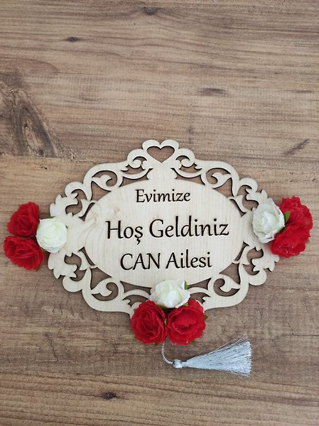 Ahşap Dekoratif Çiçekli Hoşgeldin Yazılı Kapı Süsü – Kişiye Özel Tasarım