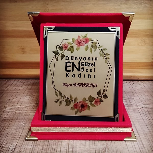 MİRACİX BS73 Kırmızı Kadife Plaket 12x16 cm – Kişiye Özel İsim, Resim ve Metin Baskılı Ödül Plaketi