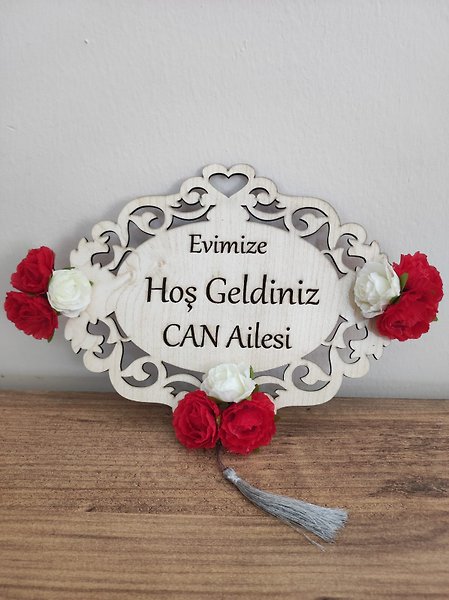 Ahşap Dekoratif Çiçekli Hoşgeldin Yazılı Kapı Süsü – Kişiye Özel Tasarım 1 Adet