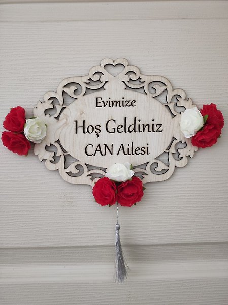 Ahşap Dekoratif Çiçekli Hoşgeldin Yazılı Kapı Süsü – Kişiye Özel Tasarım 1 Adet