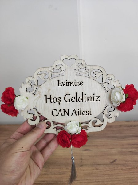 Ahşap Dekoratif Çiçekli Hoşgeldin Yazılı Kapı Süsü – Kişiye Özel Tasarım