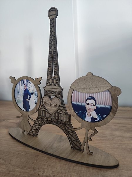 Eyfel Kulesi Ahşap Fotoğraf Çerçeveli Kalpli İsim Kazımalı Kişiye Özel 1 Adet